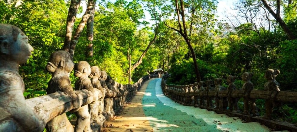 Escaliers de Phnom Santok au Cambodge