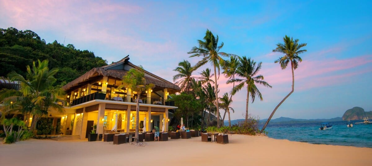 Le lodge principal du Pangulasian posé sur sa plage de sable blanc