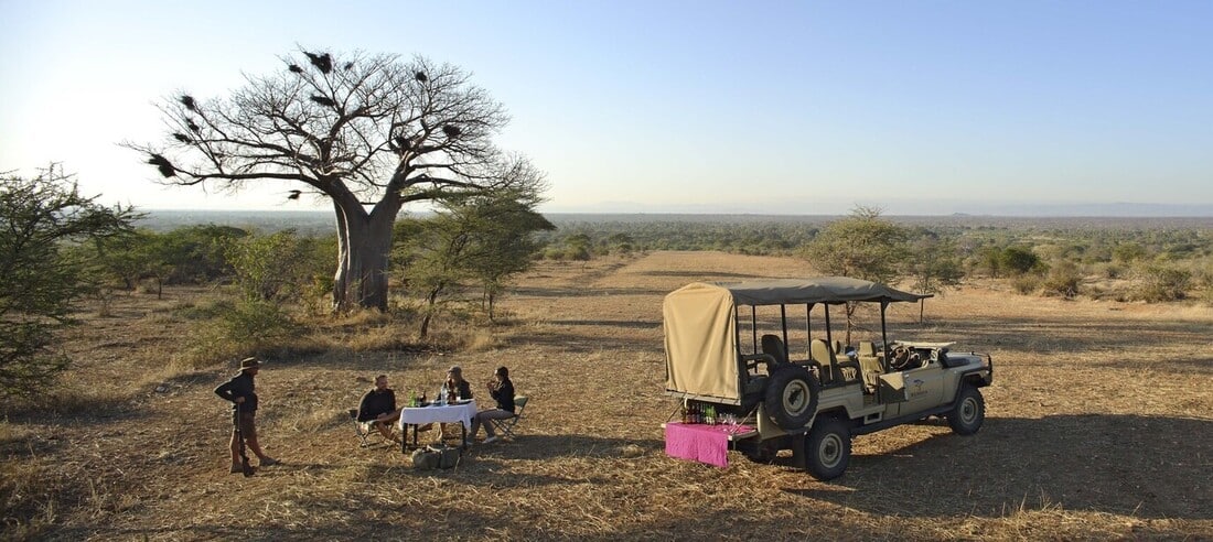 Petit déjeuner attablé en brousse après un safari matinal en 4X4 dans le parc de Ruaha