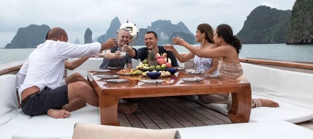 Moments inoubliables à vivre entre amis ou en famille à bord du June Bathra lors d'une croisière privative dans la baie de Phang Nga