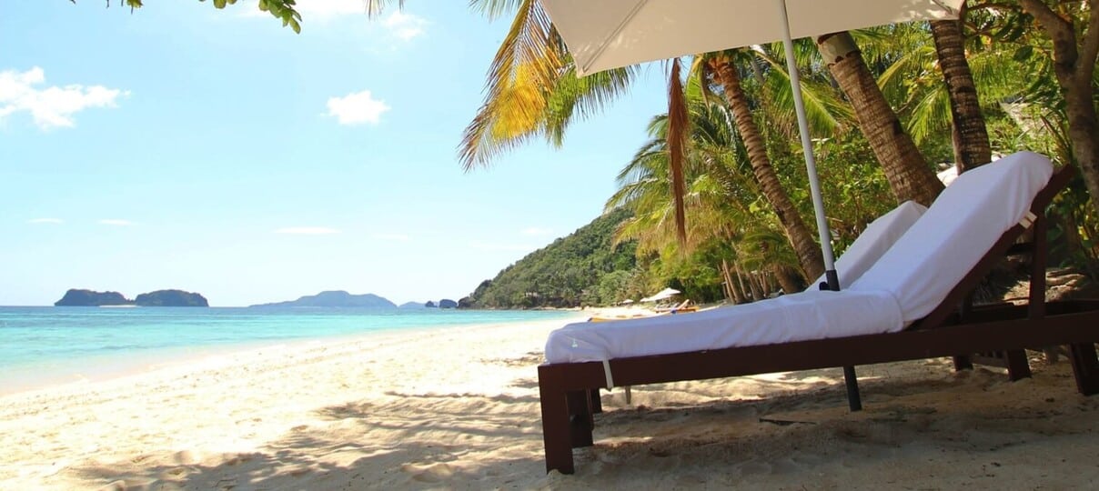 Transat sur la plage de sable blanc de Pangulasian à El Nido