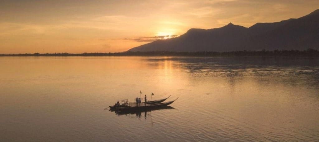 Excursion en pirogue sur le Mékong au coucher du soleil dans le sud du Laos