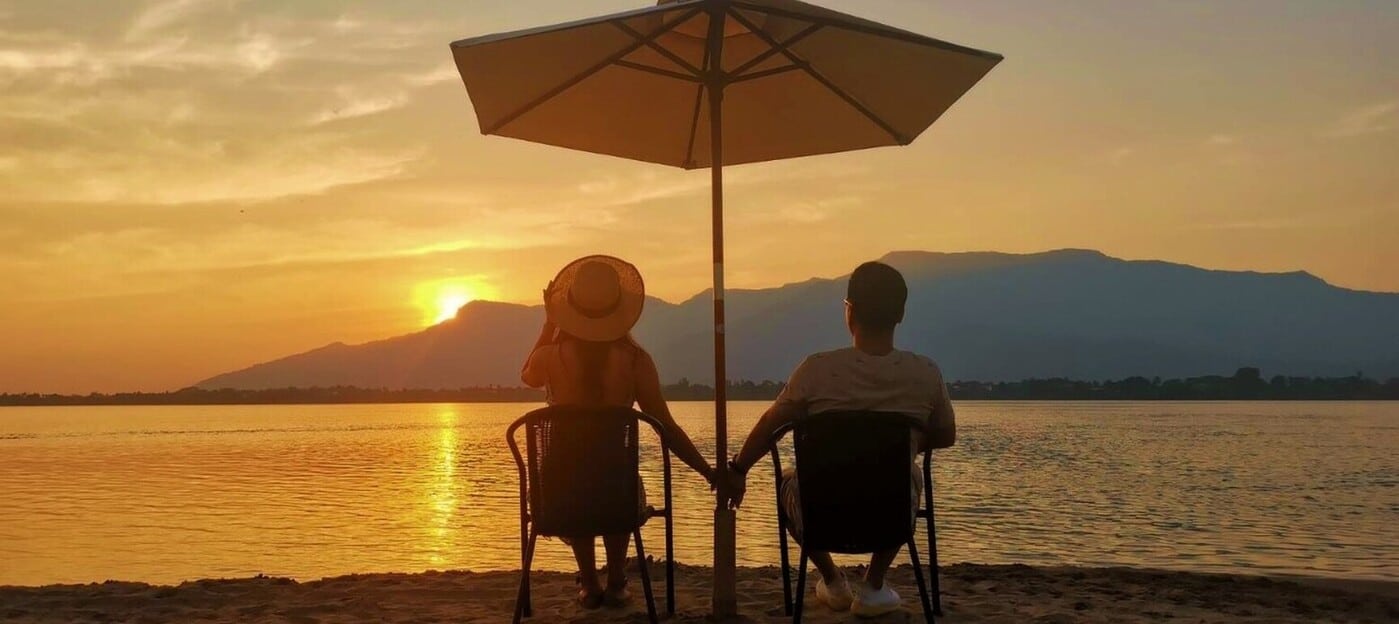 Farniente en amoureux avec coucher de soleil sur le sud du Laos