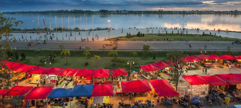 Coucher de soleil sur les quais du Mékong à Vientiane