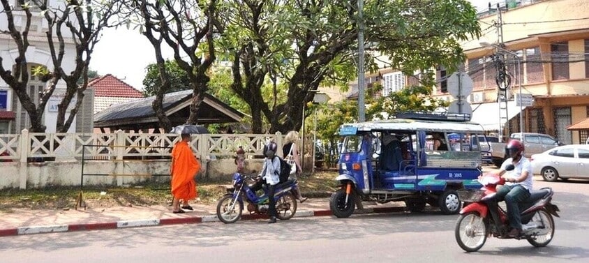 Scène de vie dans les rues de Vientiane