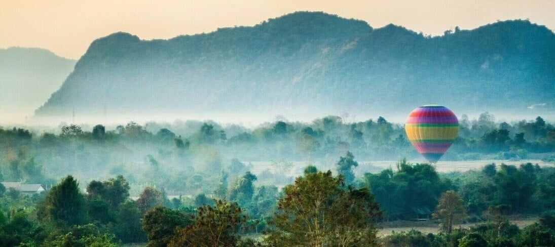 Survol de la région de Vang Vieng en montgolfière