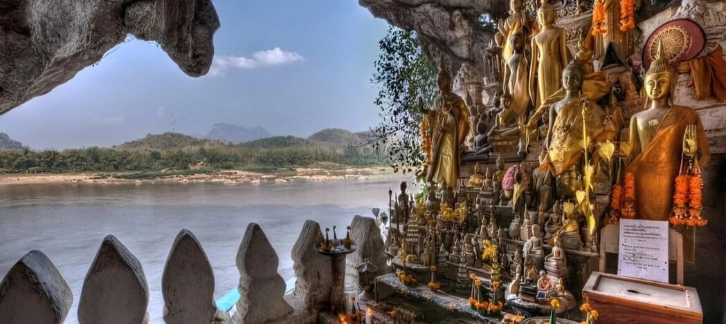 Les grottes de Pak Ou qui dominent le Mékong, carte postale de Luang Prabang