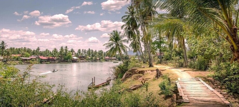 Rivages du Mékong sur l'une des îles de la région de Si Phan Don