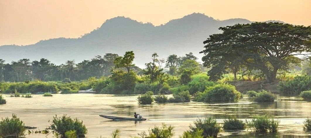 Pecheur sur le Mékong dans le sud du Laos