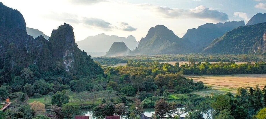 Paysages de rizières et de pitons rocheux de la région de Vang Vieng