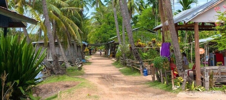 Un village typique d'une des îles de Si Phan Done dans le sud du Laos