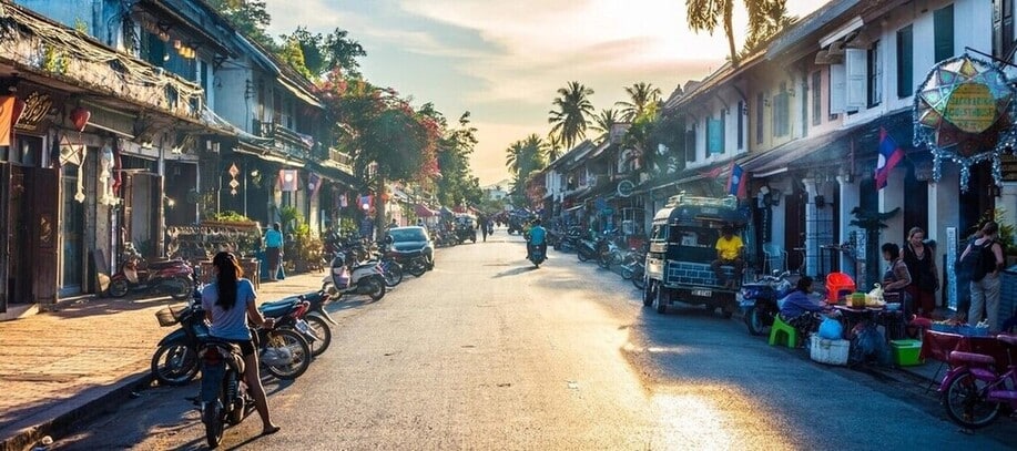 Rue de Luang Prabang capitale culturelle et religieuse du Laos