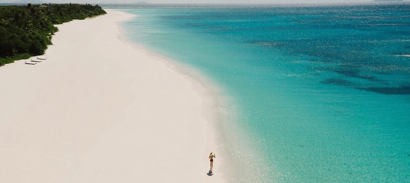 Balade sur la plage de sable blanc de l'île de Pamalican