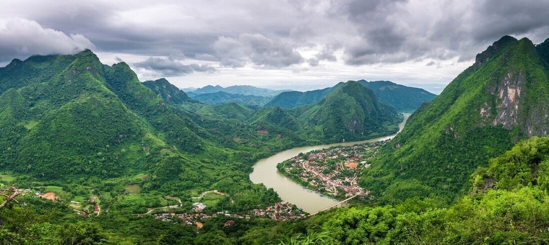 Vue panoramique sur Nong Khiaw au nord du Laos